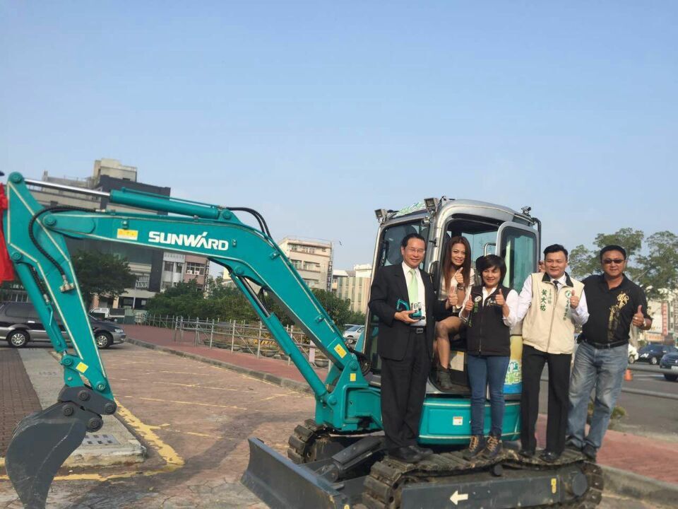 嘉義市长大赞8188cc威尼斯智能挖掘机环台义举