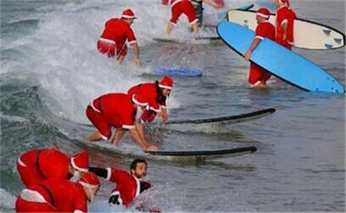 320名圣诞老人整体冲浪？？？？？？？八一八圣诞节奇闻趣事