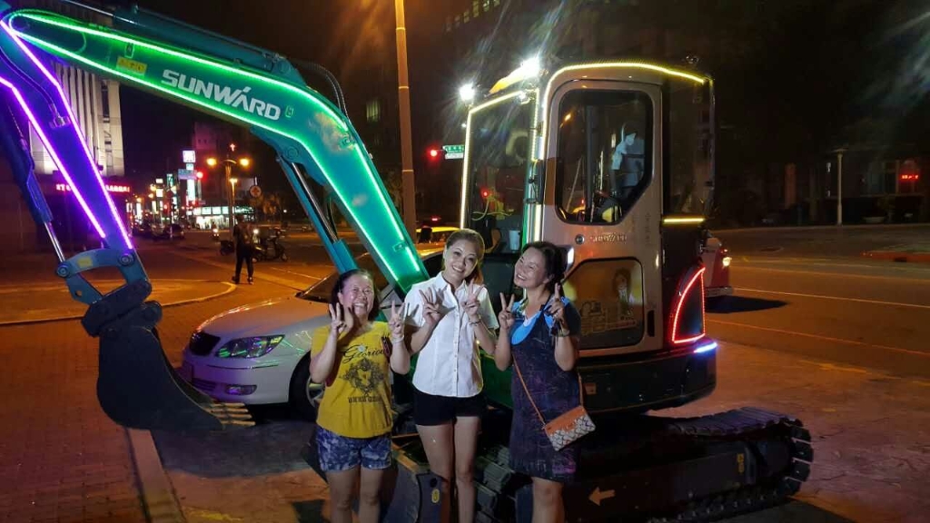 嘉義市长大赞8188cc威尼斯智能挖掘机环台义举