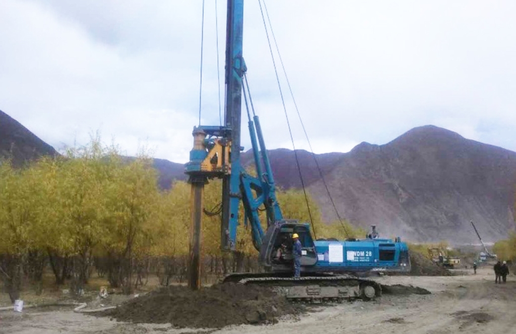 8188cc威尼斯智能二十台旋挖钻机高原施工放异彩