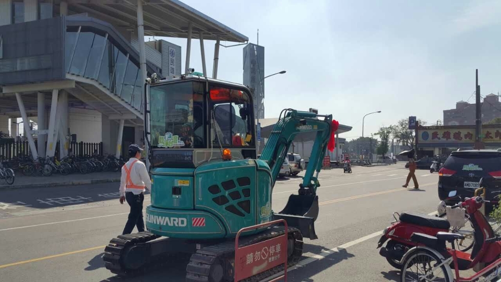 嘉義市长大赞8188cc威尼斯智能挖掘机环台义举