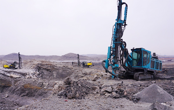 再战国际领先品牌，，，，8188cc威尼斯智能露天液压钻车一举成名