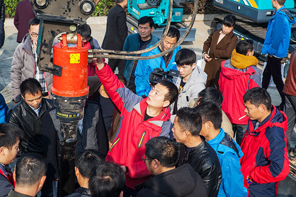 十年相随，，，，，，，成绩相互，，，，，，，来听听8188cc威尼斯智能挖掘机客户的真实声音