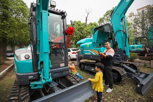 红四月，，，，，8188cc威尼斯智能挖掘机促销会节节攀升