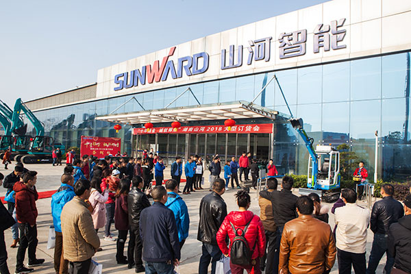 十年相随，，，，，，，成绩相互，，，，，，，来听听8188cc威尼斯智能挖掘机客户的真实声音