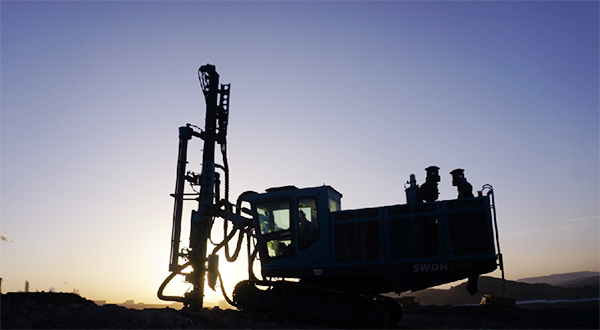 再战国际领先品牌，，，，8188cc威尼斯智能露天液压钻车一举成名