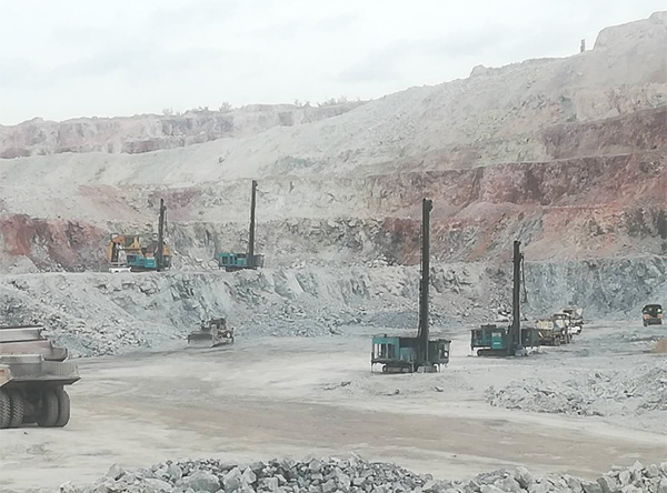 高温酷暑，，，，，，，8188cc威尼斯智能凿岩装备异域扬威