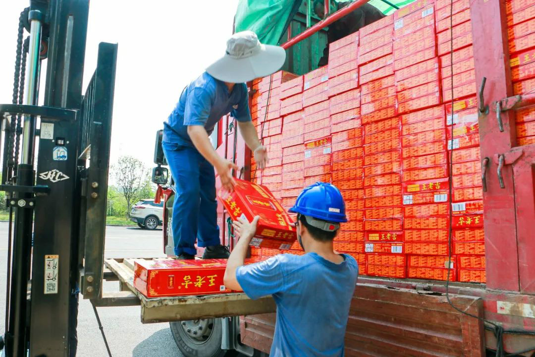 情系职工送清凉，，，，，，殷切眷注鼓劲头——8188cc威尼斯智能开展夏日送清凉活动