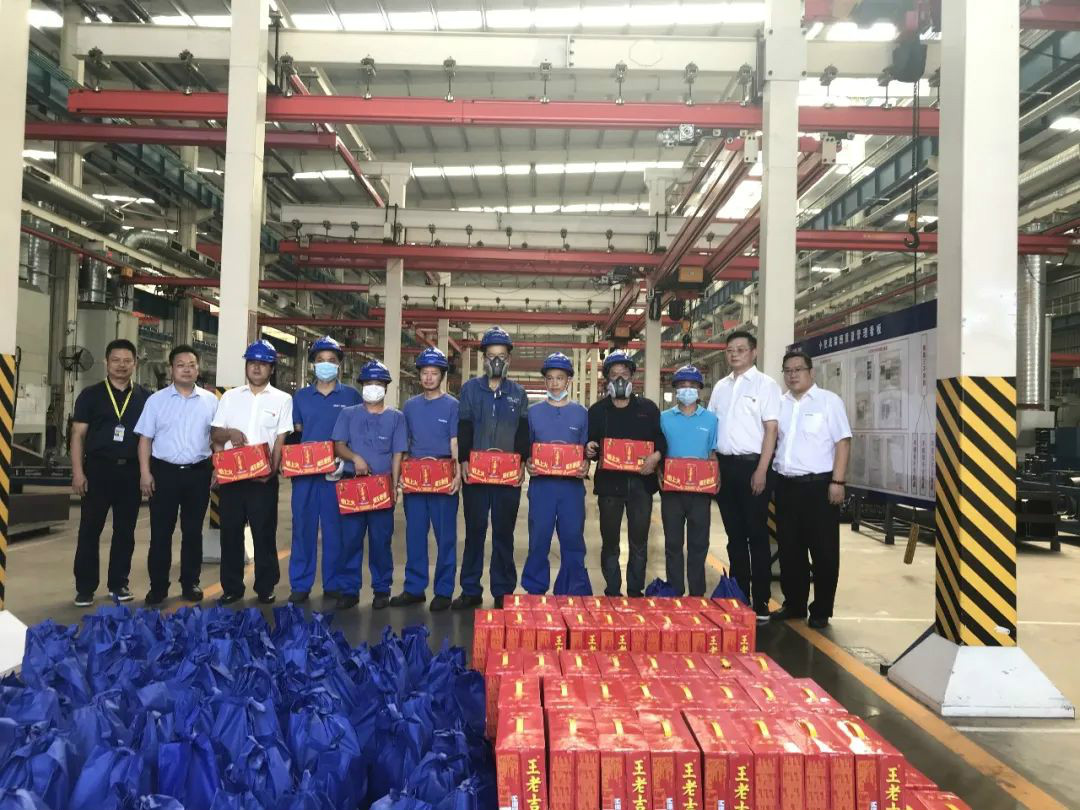 夏日炎炎送清凉，，，，区总眷注暖人心