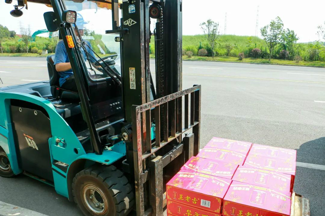 情系职工送清凉，，，，，，殷切眷注鼓劲头——8188cc威尼斯智能开展夏日送清凉活动