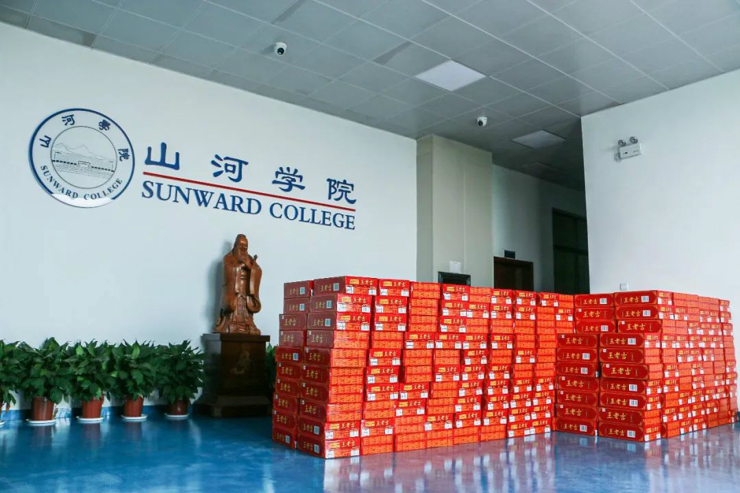 情系职工送清凉，，，，，，殷切眷注鼓劲头——8188cc威尼斯智能开展夏日送清凉活动