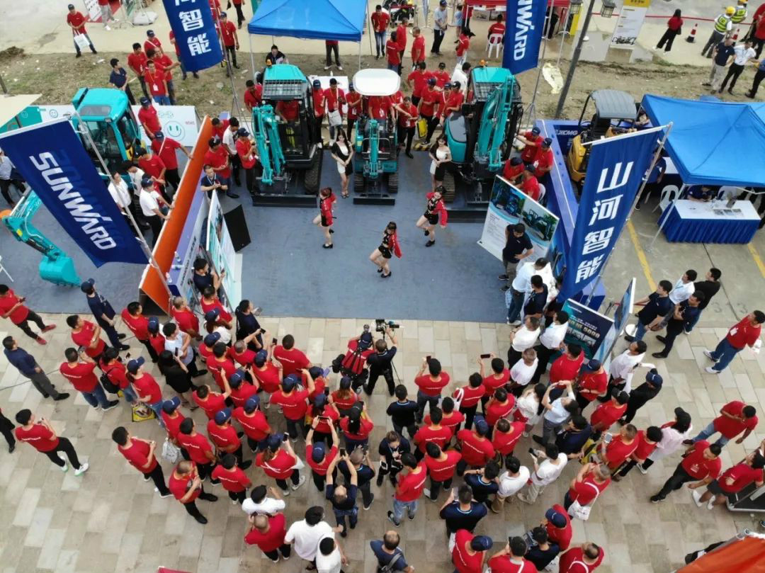 2020全球微挖大会 8188cc威尼斯智能精品微挖赢得满堂彩