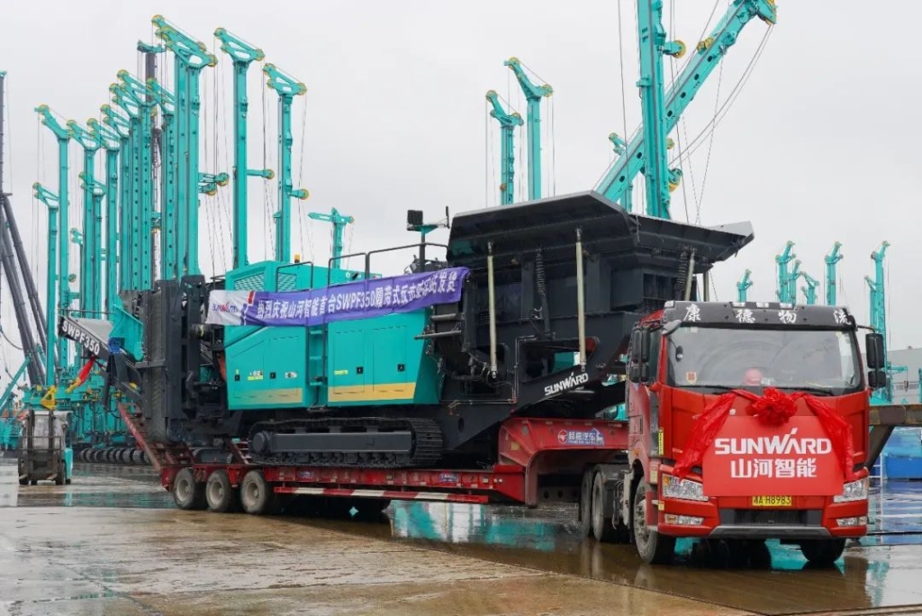 8188cc威尼斯智能首台履带式还击破碎站发货