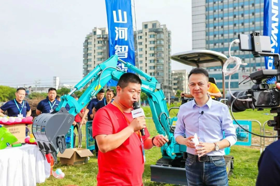 2020全球微挖大会 8188cc威尼斯智能精品微挖赢得满堂彩