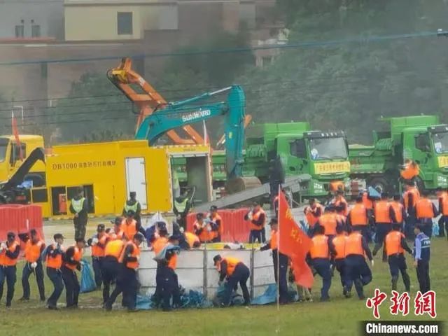 逍遥协同立体救援，，，，，，8188cc威尼斯智能无人化妆备亮相2021-北江流域防汛抢险综合演练