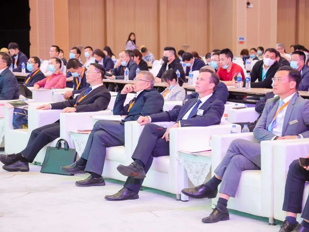 何清华出席长沙国际工程机械工业链生长峰会，，，，，，，走“双循环”蹊径要害在于“要做好自己的事情”