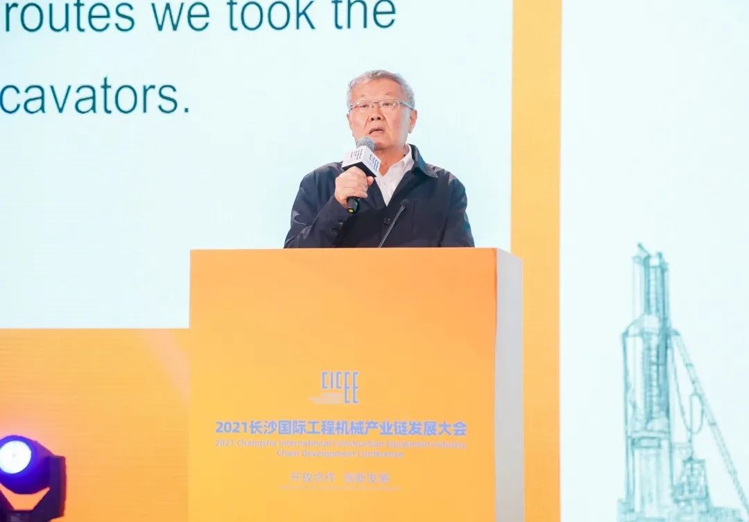 何清华出席长沙国际工程机械工业链生长峰会，，，，，，，走“双循环”蹊径要害在于“要做好自己的事情”