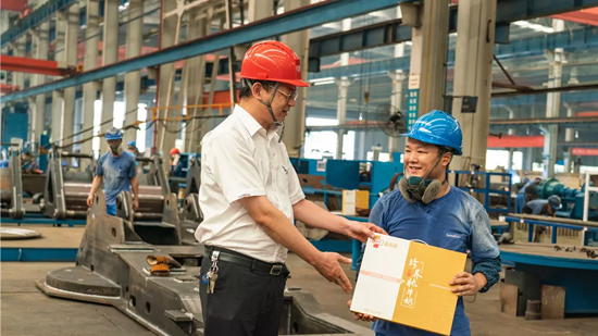 万力集团“送清凉”活动，，，，，，慰问一线员工