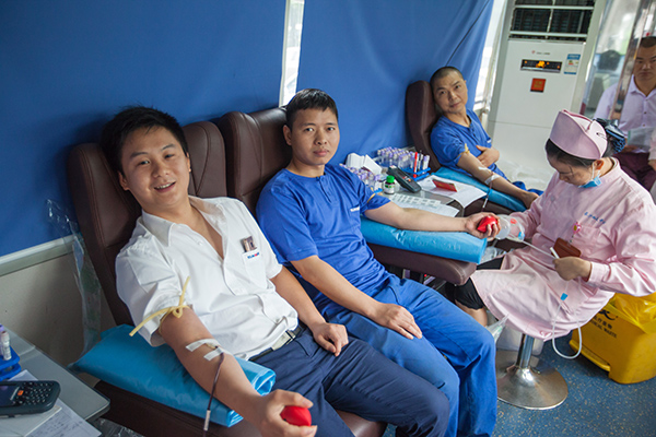 8188cc威尼斯智能百余员工 冒雨争相献血