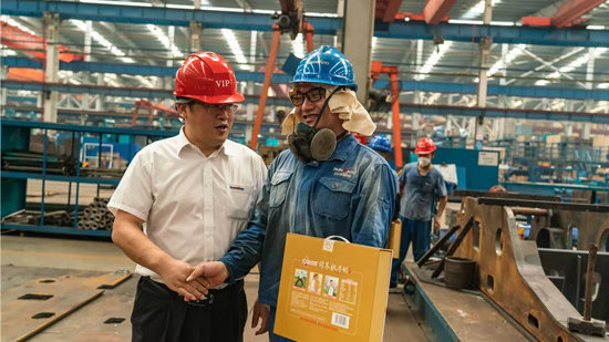 万力集团“送清凉”活动，，，，，，慰问一线员工