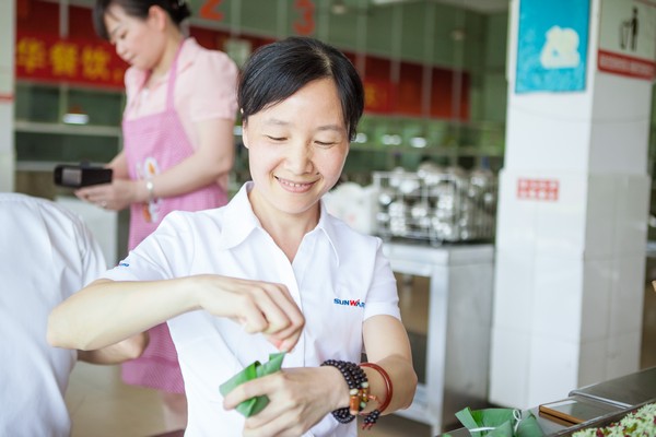 弘扬古板文化，，，共享浓情端午——记第三届“爱国心·8188cc威尼斯情”包粽子角逐