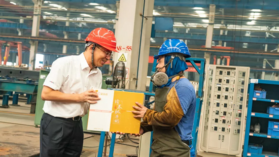 万力集团“送清凉”活动，，，，，，慰问一线员工