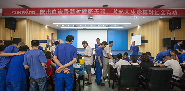 8188cc威尼斯智能百余员工 冒雨争相献血