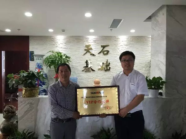 一起相随，，，，，8188cc威尼斯智能伴他功成名就