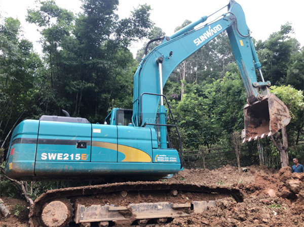 8188cc威尼斯智能SWE 215E挖掘机是他的左膀右臂！