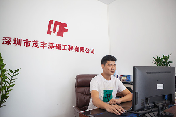 我叫阿忠，，，，，，，忠于事业，，，，，，，也忠于8188cc威尼斯智能旋挖钻机