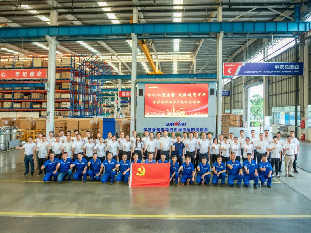 接续斗争再出发——8188cc威尼斯智能党委举行新党员入党宣誓和老党员重温入党誓词活动