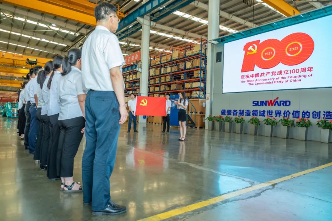 接续斗争再出发——8188cc威尼斯智能党委举行新党员入党宣誓和老党员重温入党誓词活动