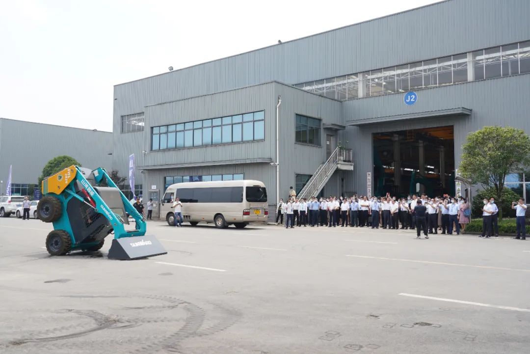 天下战略性新兴工业集群建设考察团调研8188cc威尼斯智能