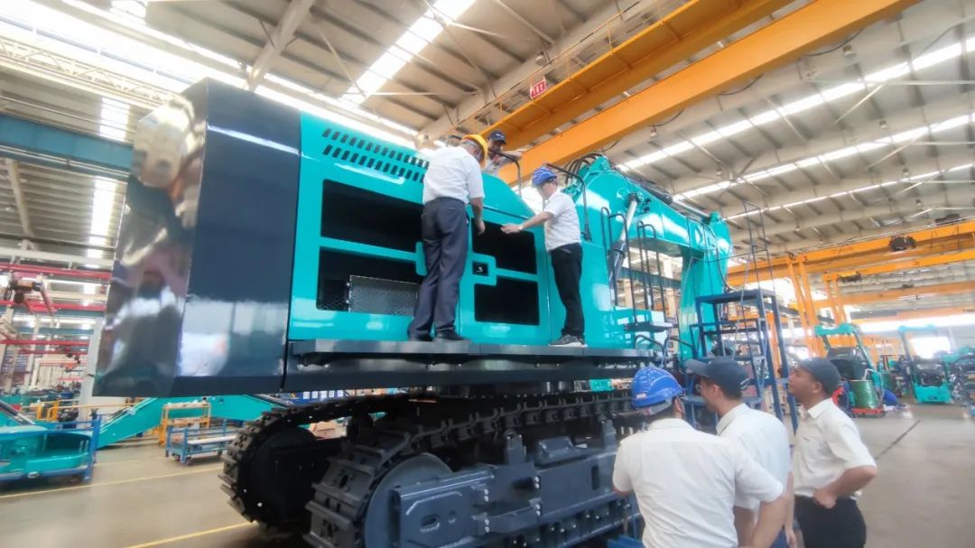 够炫！够酷！8188cc威尼斯智能超大型挖掘机SWE750F下线