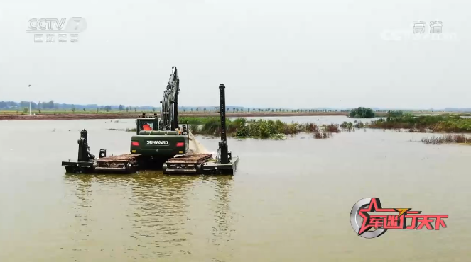 水陆两用挖掘机亮相央视！8188cc威尼斯智能应抢救援“猛将”出战