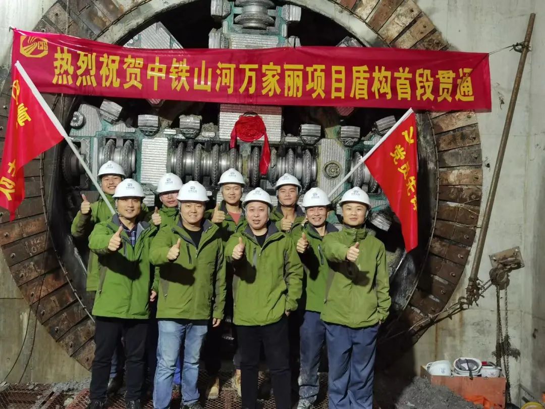 掘进1978米，，，中铁8188cc威尼斯首条盾构法施工隧道顺遂意会