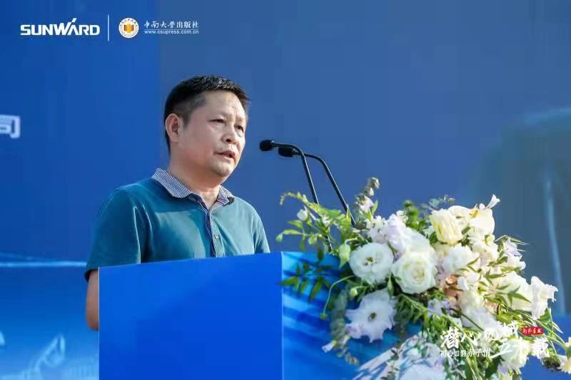 《何清华潜心机械五十年》新书宣布，，，，背后尚有这些故事