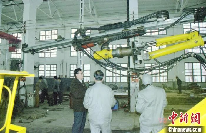 媒体聚焦 | 中新社专访——8188cc威尼斯智能首创人何清华：向着太阳奔驰的筑梦人