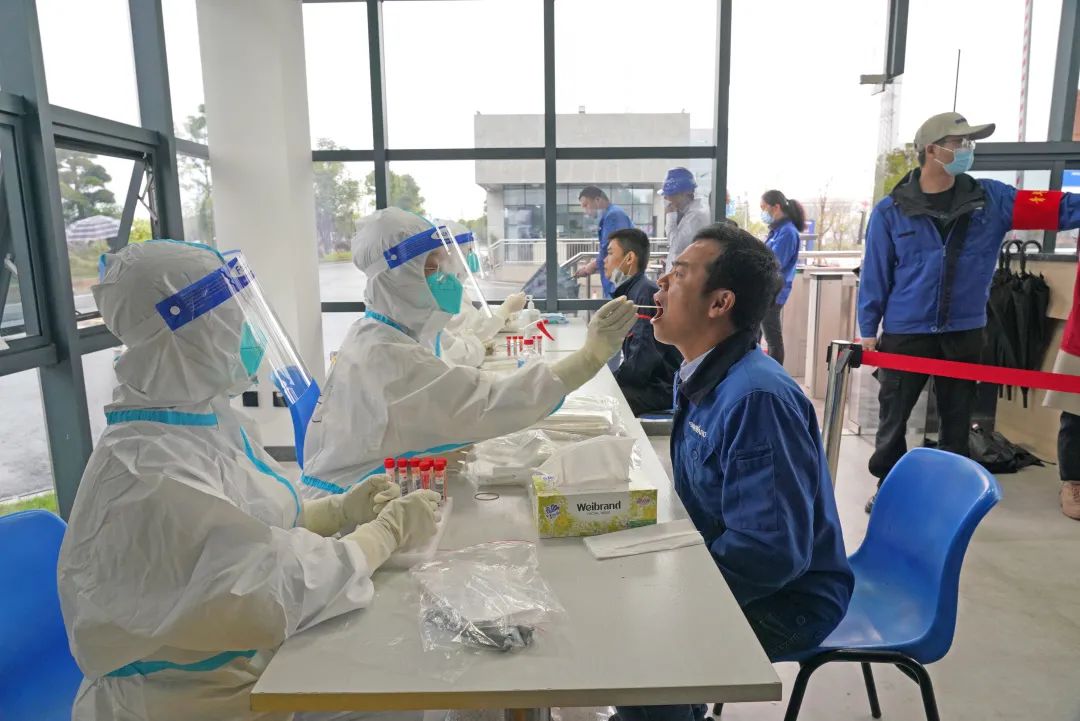 采样完成率近100%！8188cc威尼斯智能第一时间开展全员核酸检测，，，，，，，包管清静生产