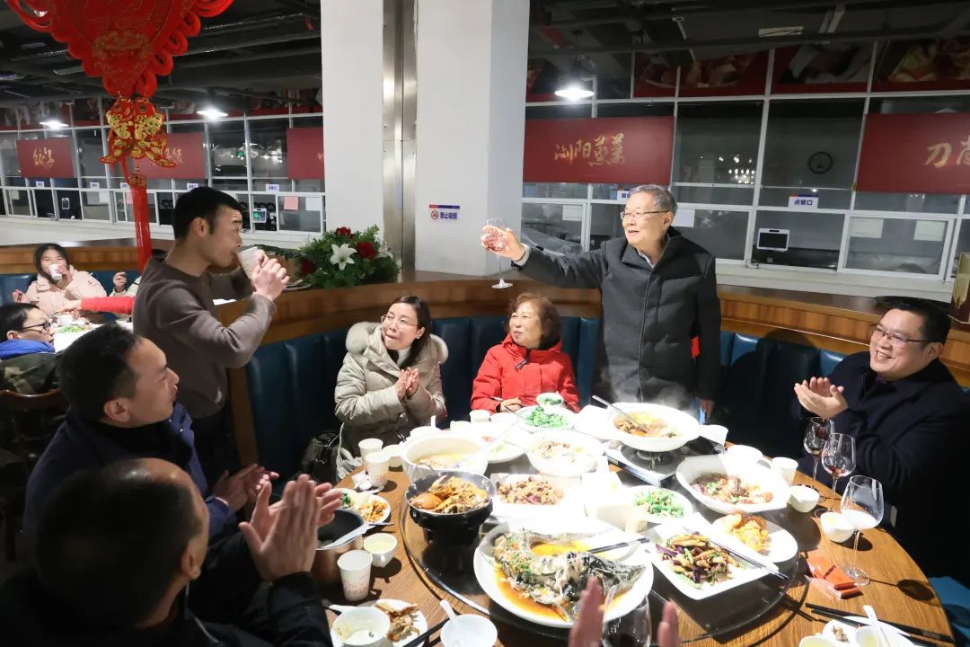 8188cc威尼斯智能董事长何清华与留厂员工一起过大年！