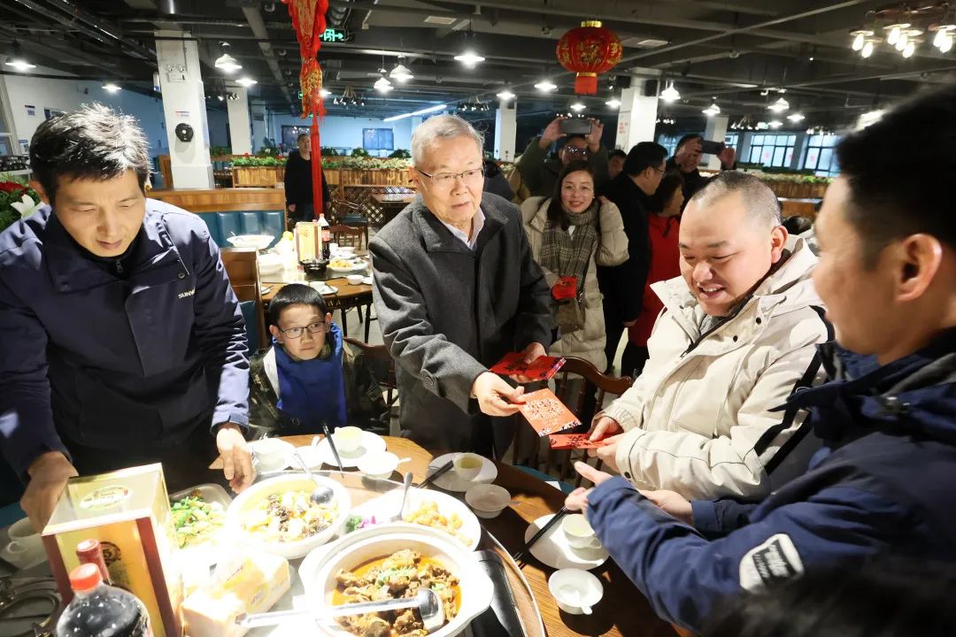 8188cc威尼斯智能董事长何清华与留厂员工一起过大年！