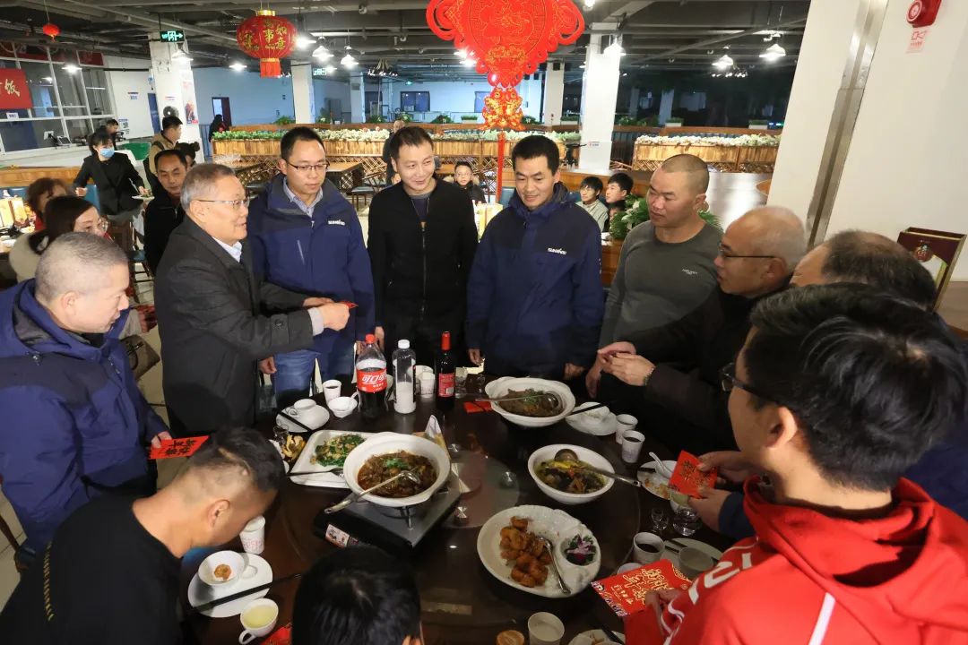 8188cc威尼斯智能董事长何清华与留厂员工一起过大年！