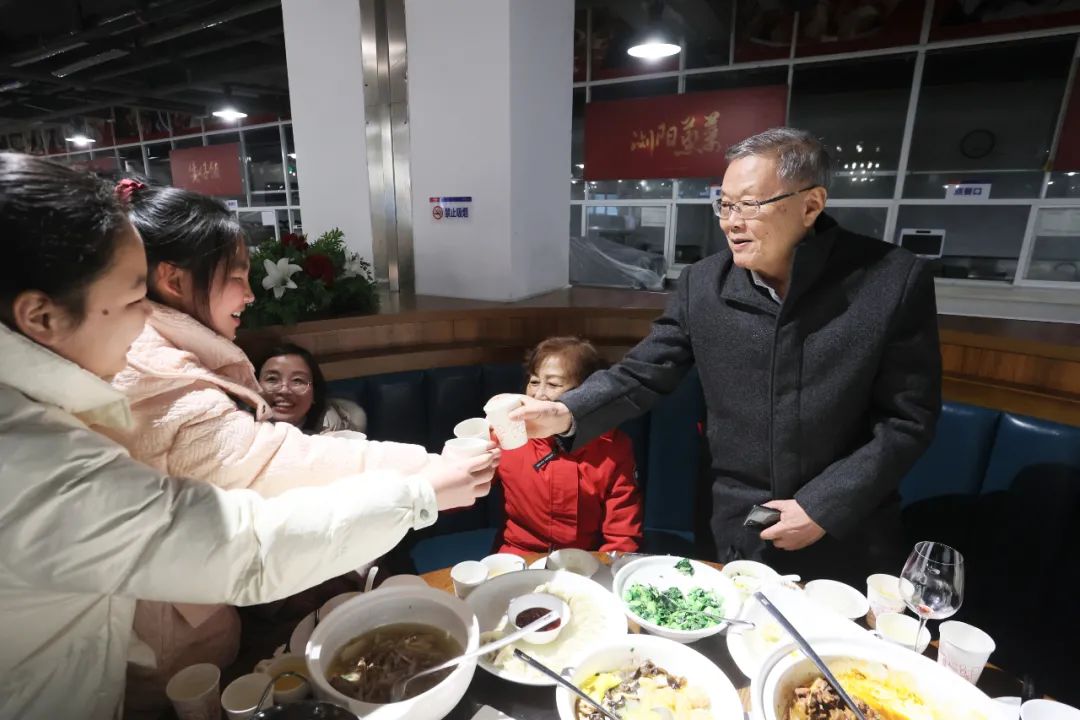 8188cc威尼斯智能董事长何清华与留厂员工一起过大年！
