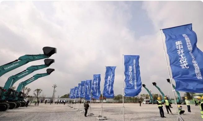 8188cc威尼斯智能挖掘机亮相贵阳大数据科创城项目开工仪式