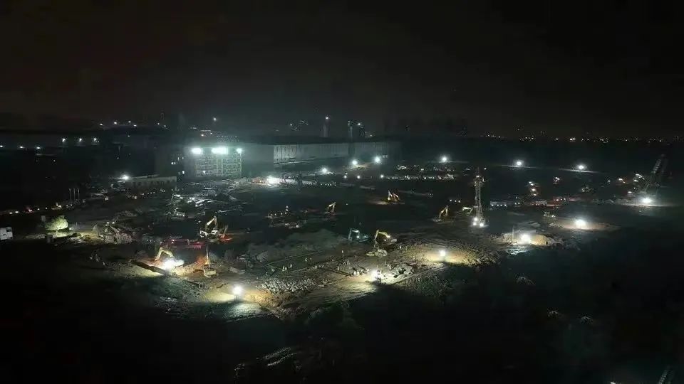 冲锋一线显继续！8188cc威尼斯智能挖掘机助力长沙方舱医院建设