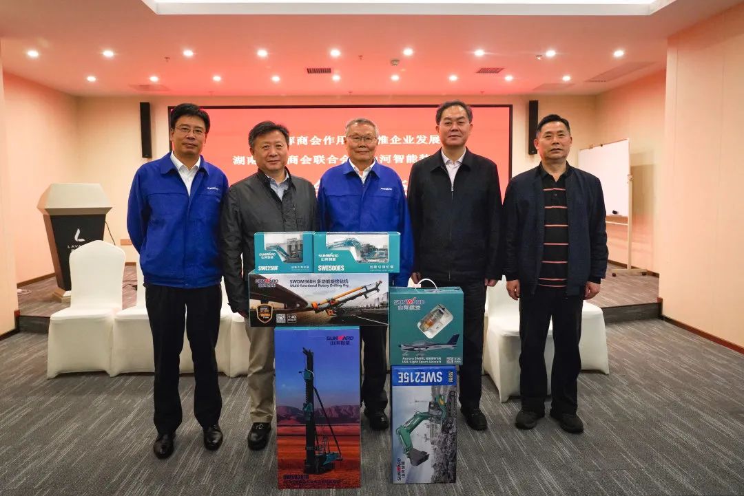 抱团出海，，，，，，携手共赢！何清华带队赴湖南异地商会联合会造访交流