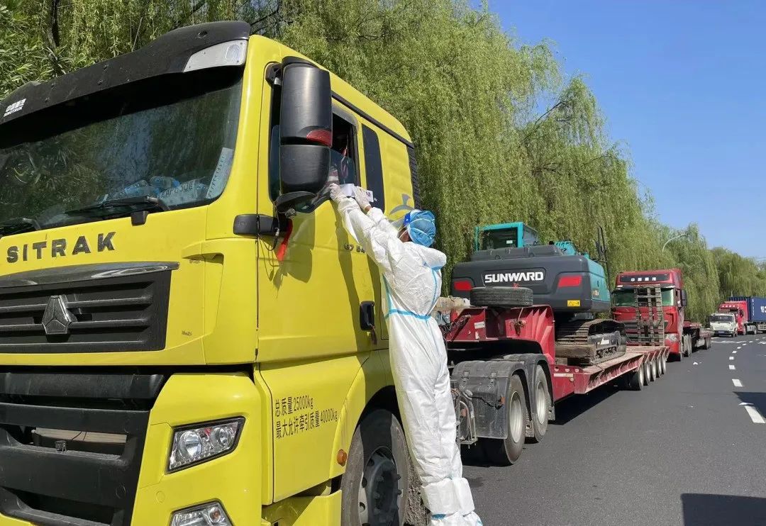 防疫、交机两手抓！8188cc威尼斯智能挖掘机顺遂交付获好评