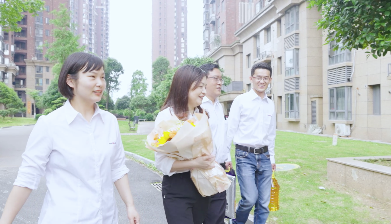 在母亲节，，，，，向你们死后的妈妈送去“8188cc威尼斯家园”的温暖