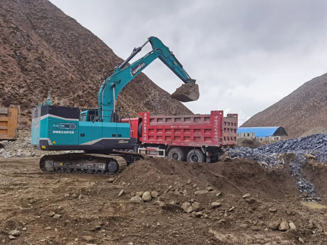 征战川藏铁路！8188cc威尼斯智能新一代电动挖掘机乐成交付