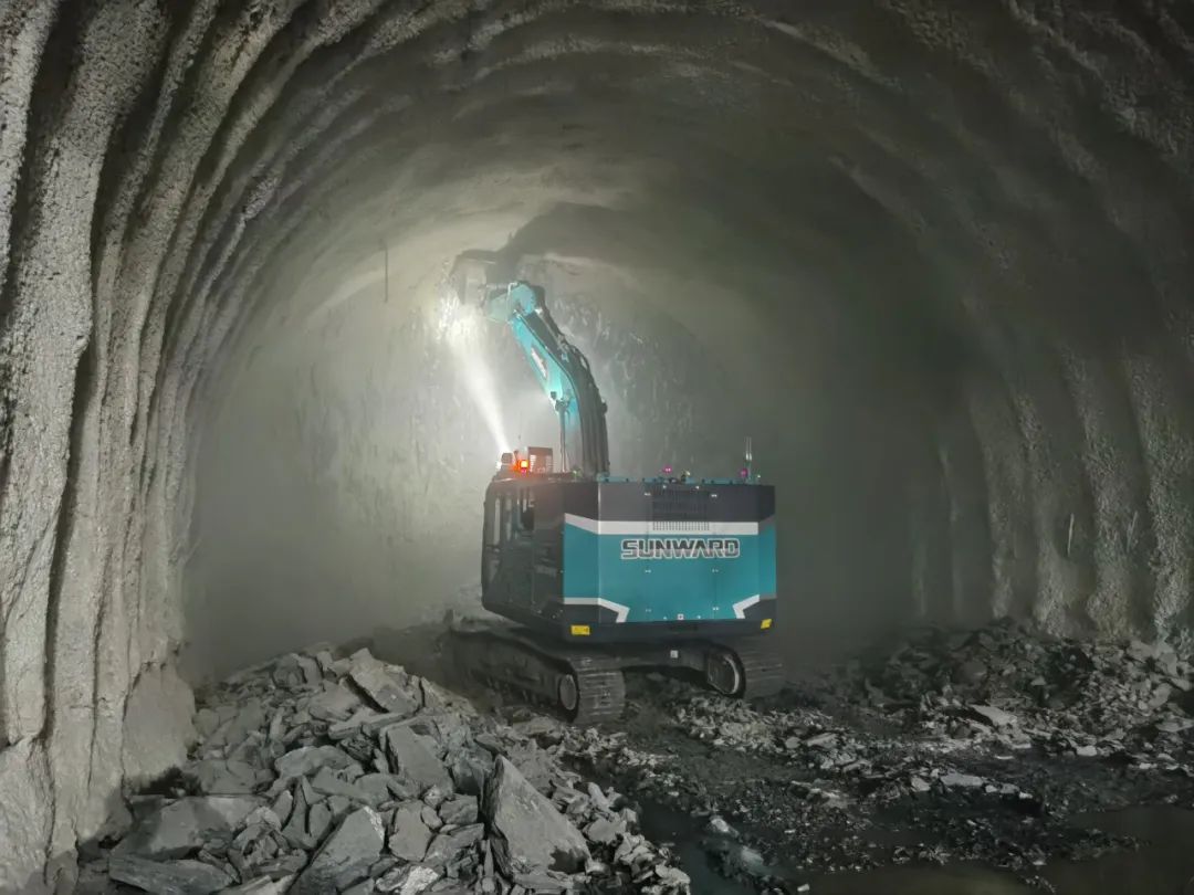 征战川藏铁路！8188cc威尼斯智能新一代电动挖掘机乐成交付